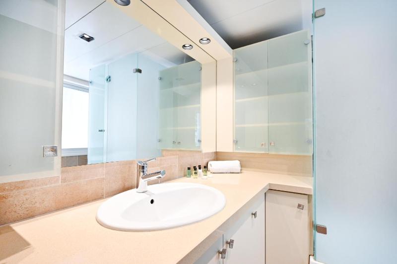 Cozy 2BR in Ben Gurion blvd by HolyGuest - image 4