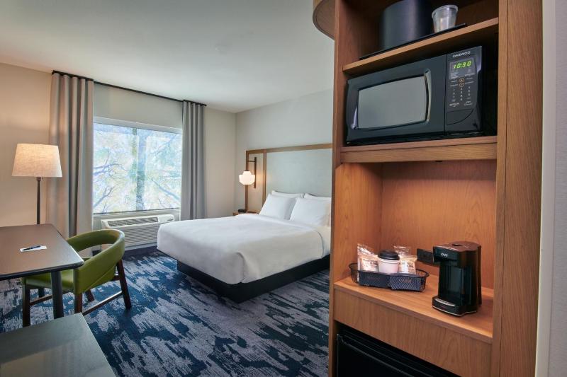 Guest Room, 1 King image 3