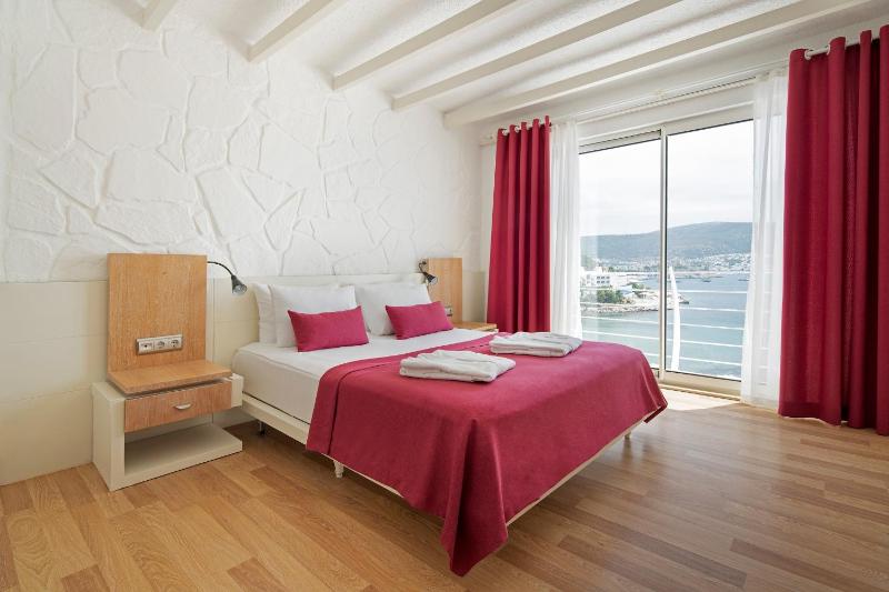 Standard Double or Twin Room with Sea View image 1