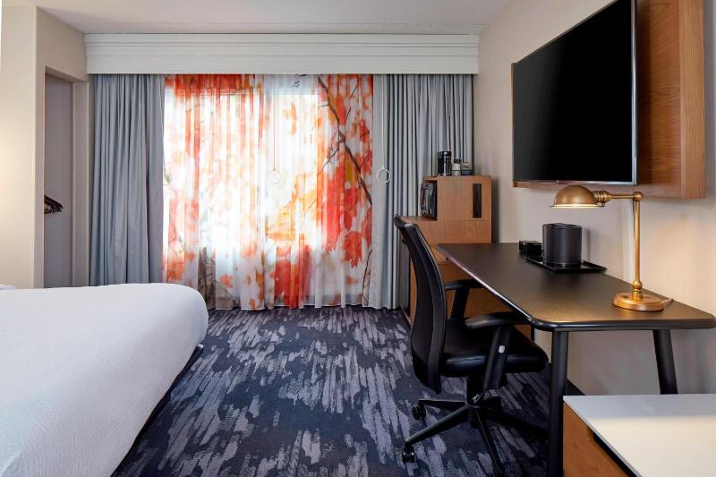 King Room with Adapted Tub - Mobility and Hearing Accessible image 4