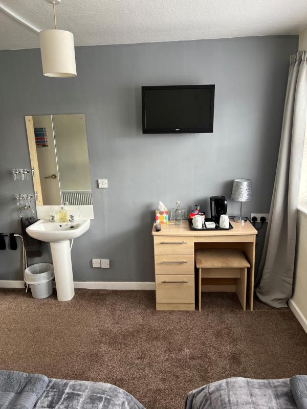 Double or Twin Room image 4