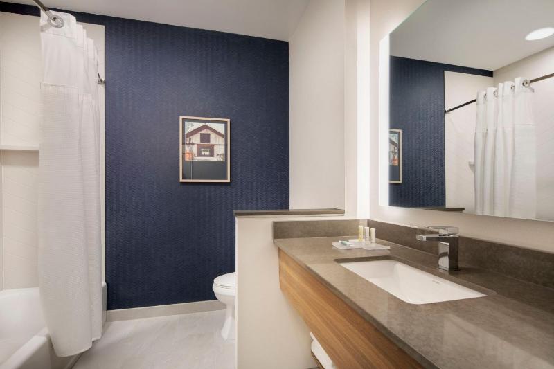 Queen Room with City View image 4