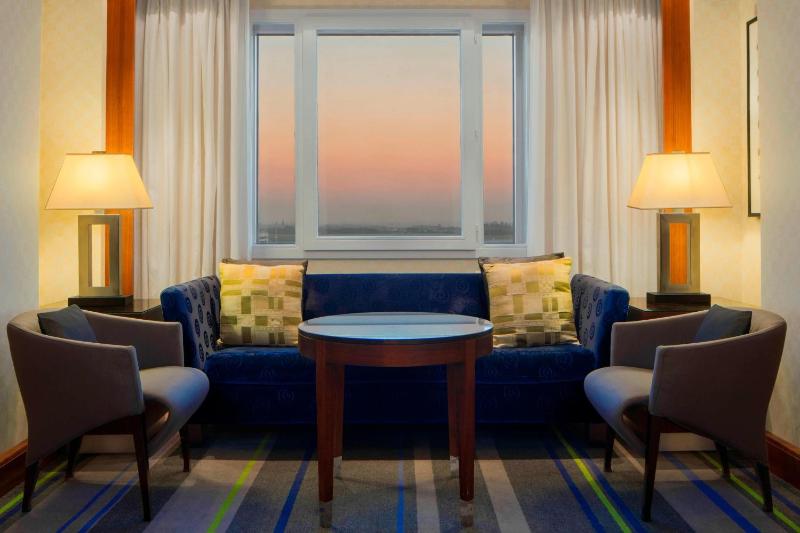 Club, Club level, Guest room, 1 King image 2
