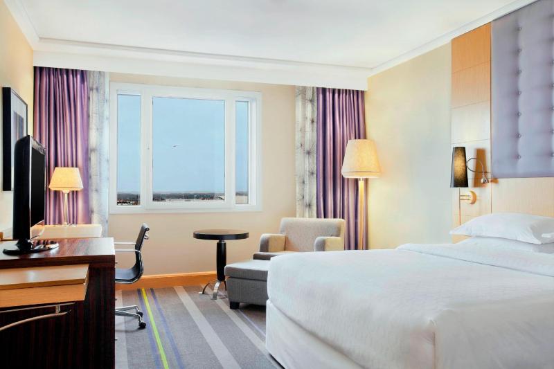 Club, Club level, Guest room, 1 King image 4
