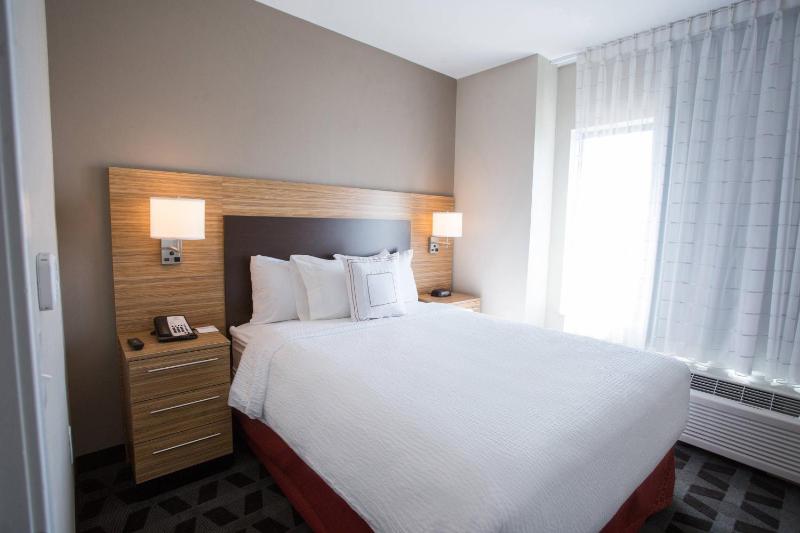 Standard King Room with Roll-in Shower - Mobility Accessible image 4
