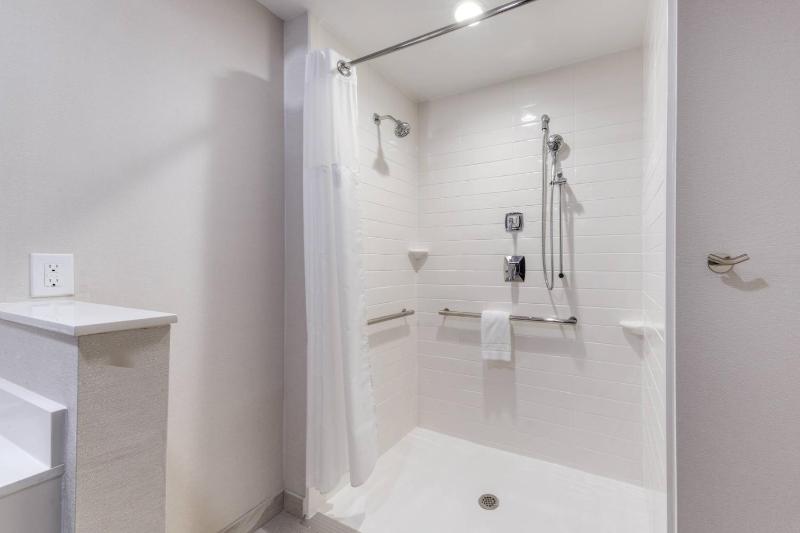 Guest Room, 1 King image 2