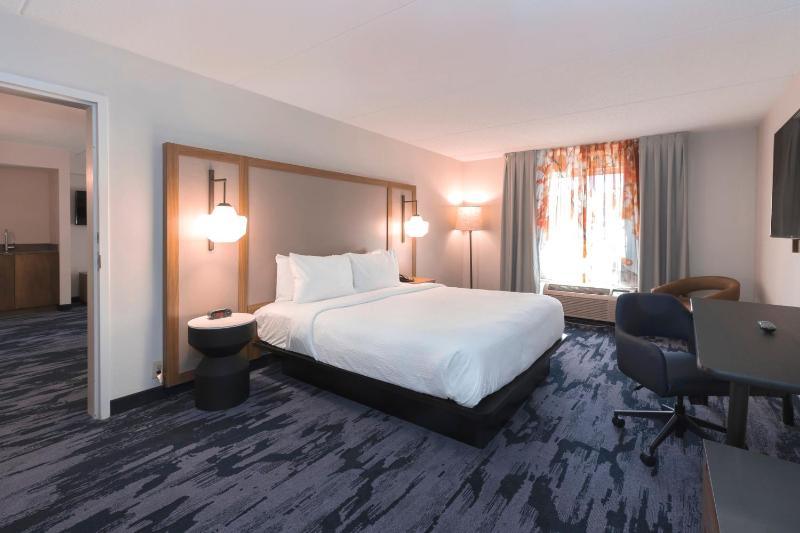 Suite, 1 King, Sofa bed image 3