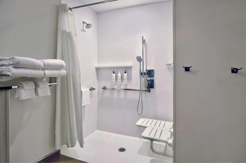 Guest room with 1 King image 3