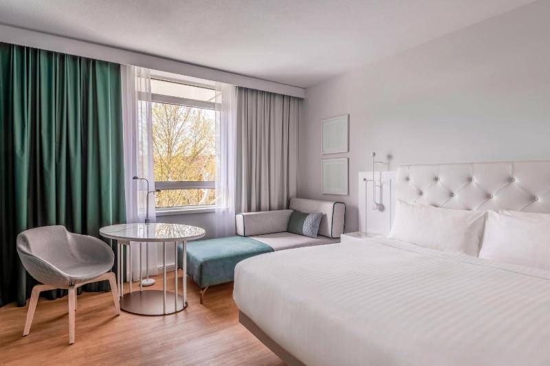Deluxe Room King image 1