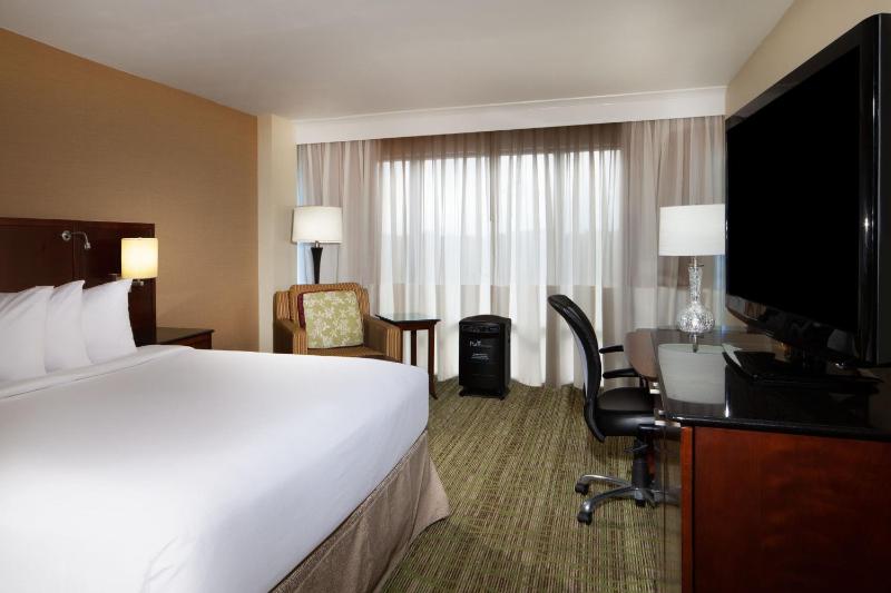 PURE Wellness Room, Guest room, 1 King image 1