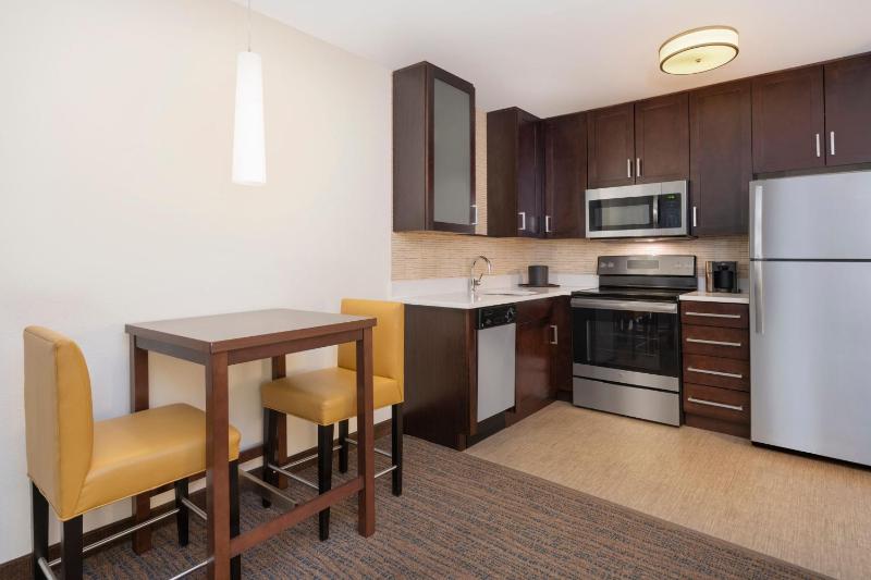 One-Bedroom Suite with Lake View image 3