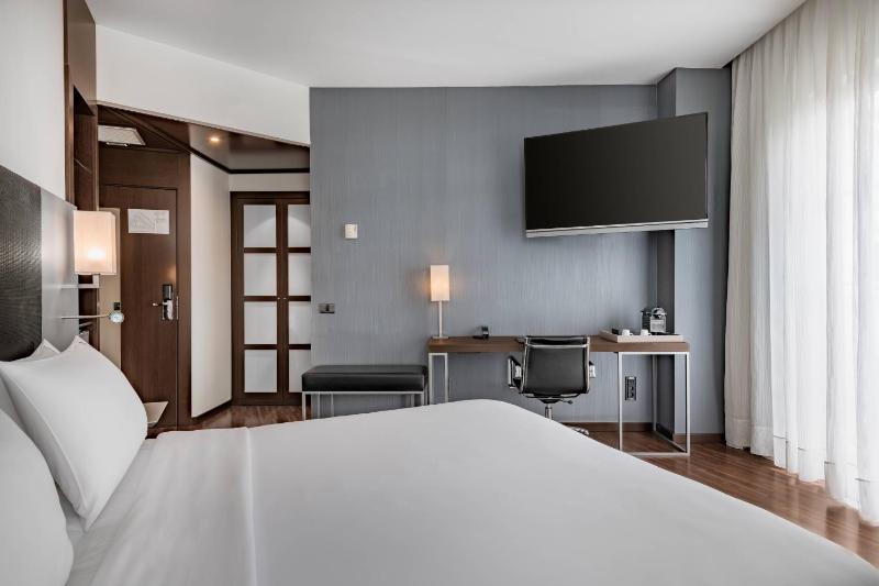 Standard Plus King Room with City View image 1