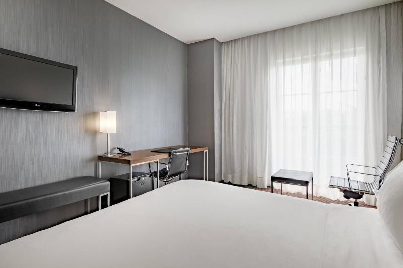 Standard King Room image 1