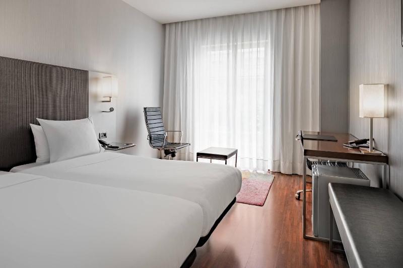 Standard Twin Room image 1