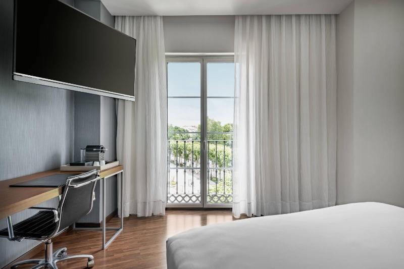 Standard Plus King Room with City View image 3
