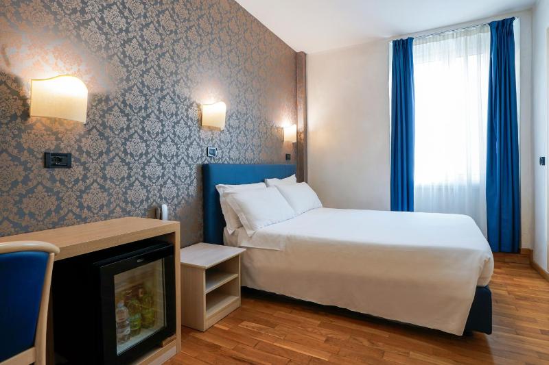 Small Double Room image 1