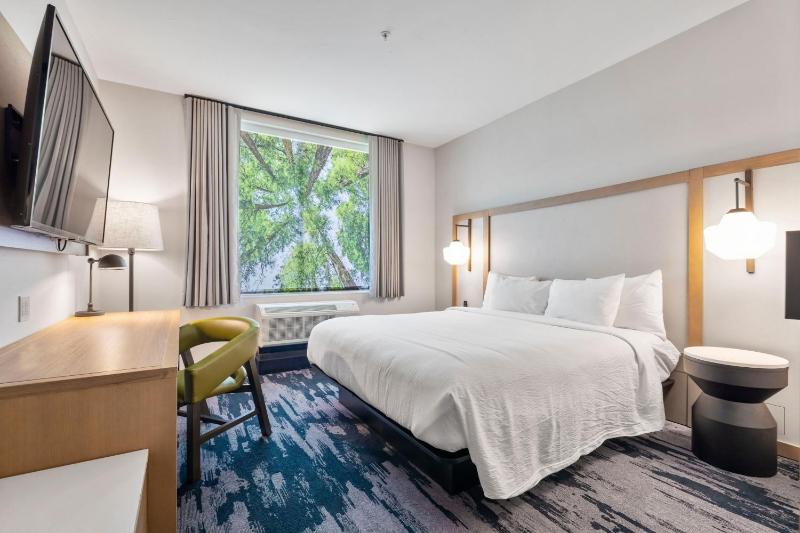 King Guest Room image 3