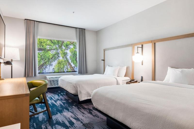 Queen Guest Room with 2 Queen Beds image 3