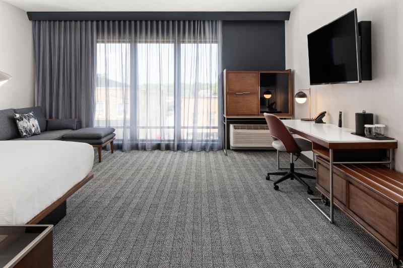 Deluxe King Room with Sofa Bed image 3