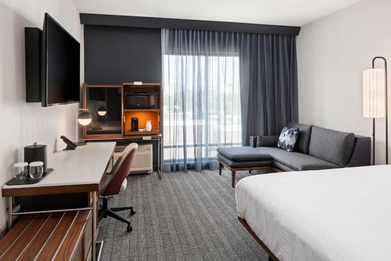 Standard King Room with Sofa Bed image 1