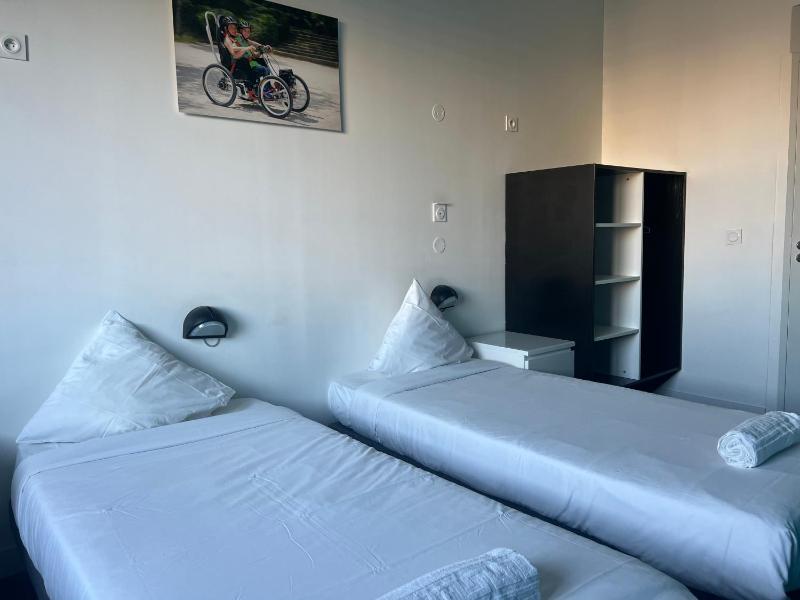 Twin Room image 4