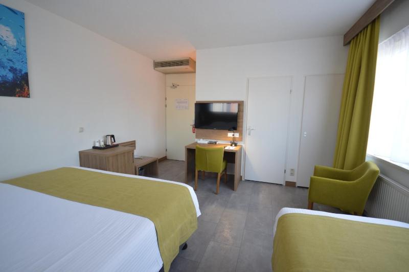 Superior Triple Room image 4