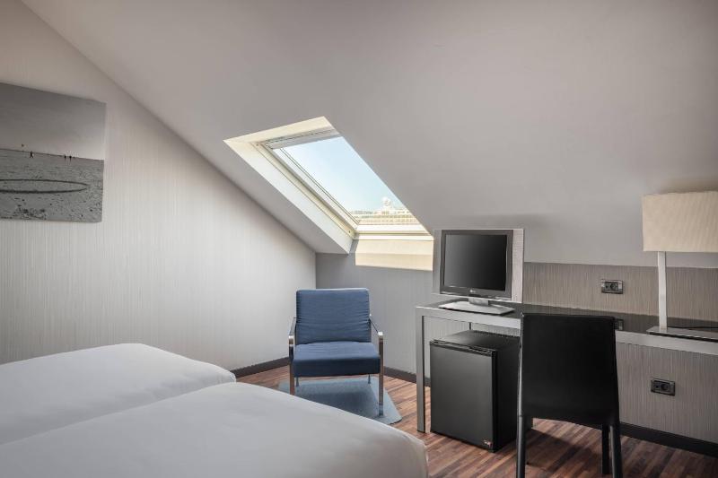 Twin Room image 4