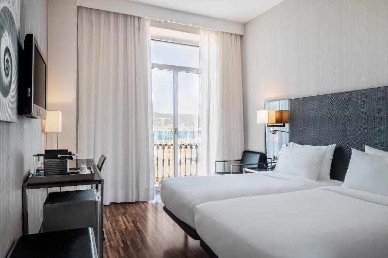 Twin Room with Sea View image 3