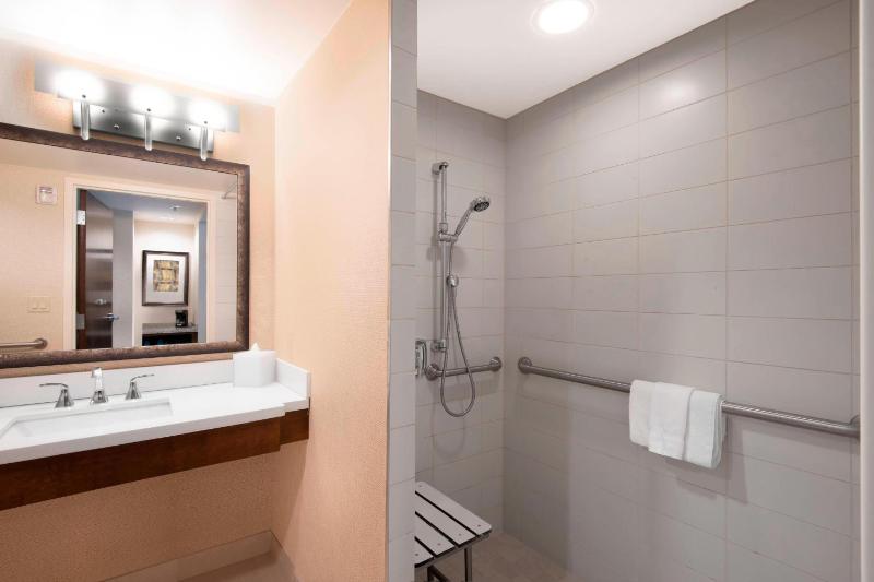 Standard King or Queen Room image 4