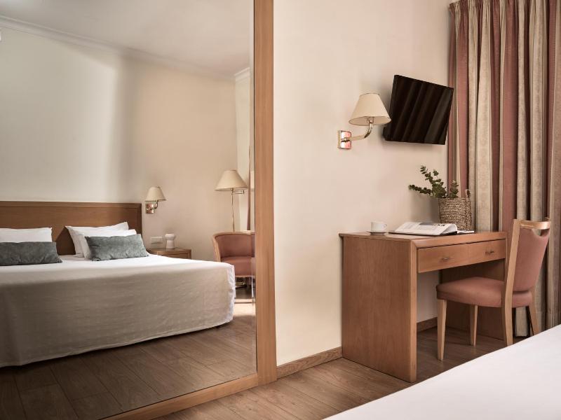 Superior double or  twin with balcony  CityView image 4