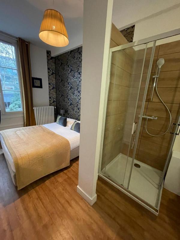Economy Single Room with open bathroom image 1