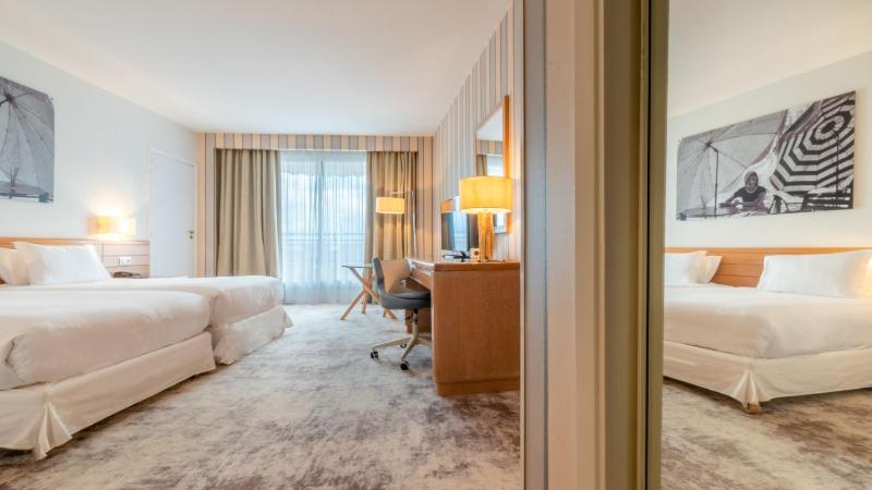 Standard Double Room with Two Double Beds and City View image 4