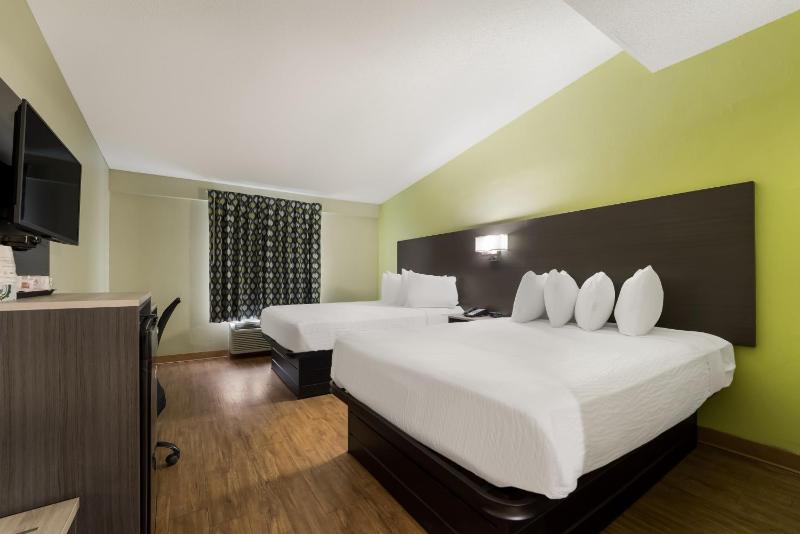 Queen Room with Two Queen Beds - Smoking image 3