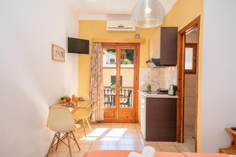 Studio (2 Adults) image 1