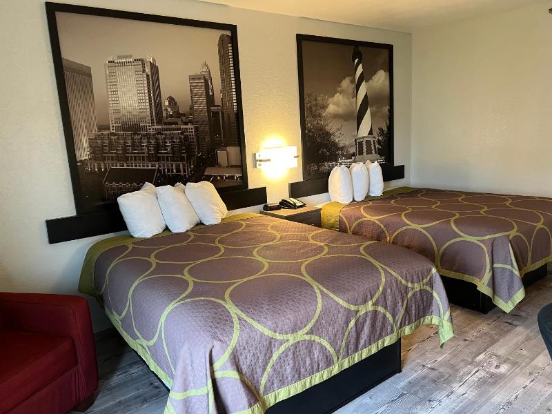 Queen Room with Two Queen Beds - Non-Smoking image 4