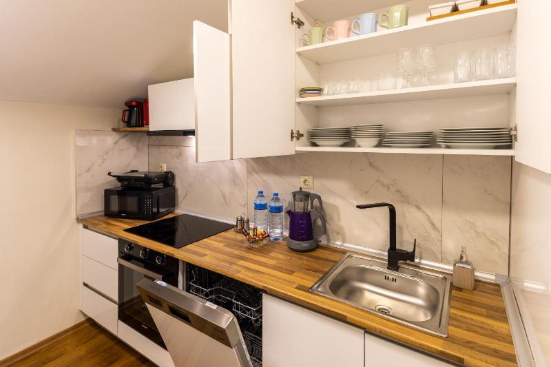 Luxury Three-Bedroom Apartment with Terrace and Pool View image 3