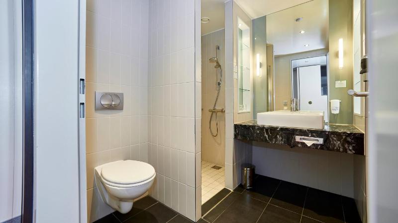 Standard King Room image 4
