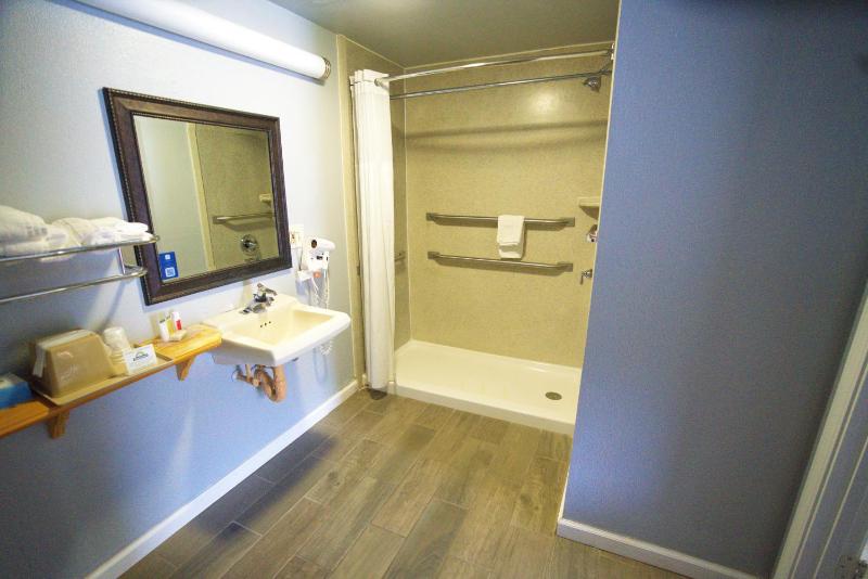 Queen Room - Disability Access/Smoking image 4