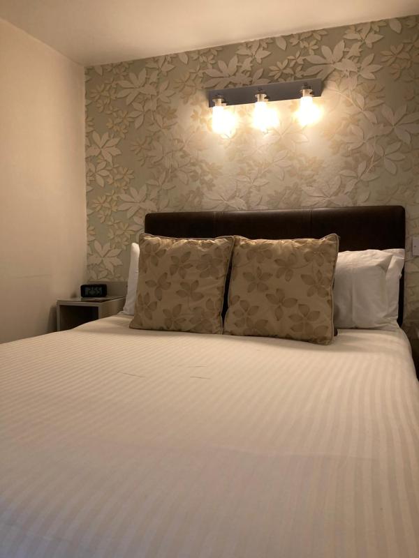 Double en Suite with Private Entrance image 2
