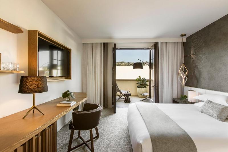 Premium King Room with Terrace image 3