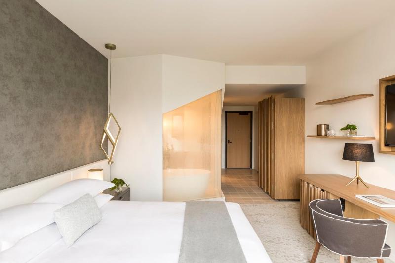 Premium King Room with Tub and Walk-In Shower image 3
