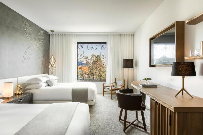 Premium Queen Room with Two Queen Beds image 2