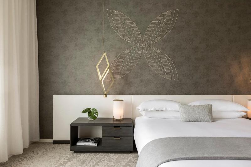 Essential King Room image 3