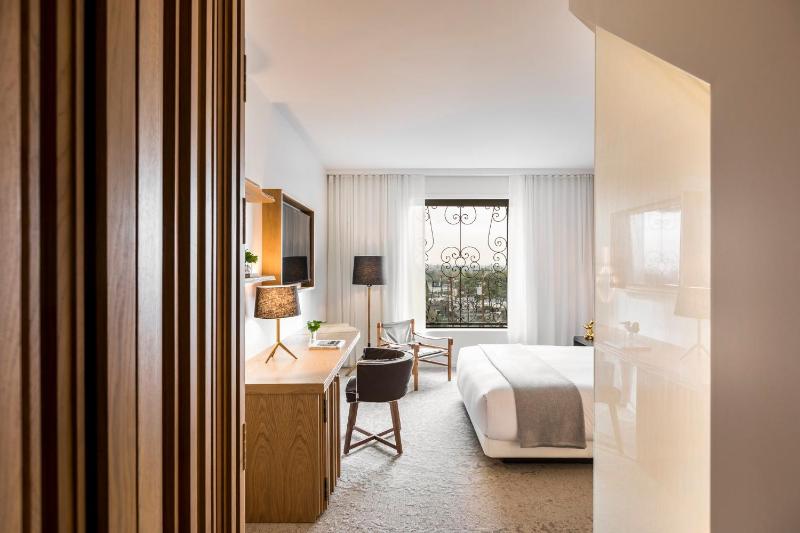 Premium King Room with Tub and Walk-In Shower image 4
