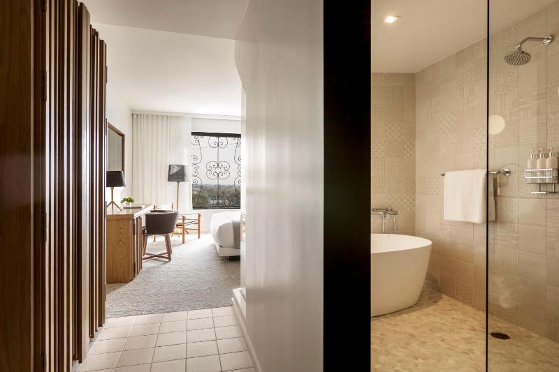 Premium King Room with Tub and Walk-In Shower image 2