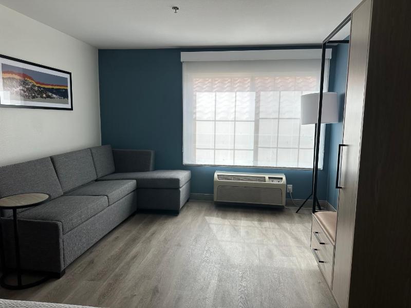 One-Bedroom King Suite - Non-Smoking image 3