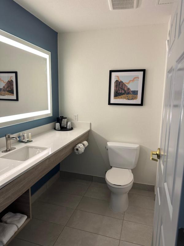 Queen Room with Two Queen Beds - Mobility Access/Non-Smoking image 3