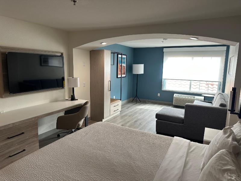 One-Bedroom King Suite - Non-Smoking image 4