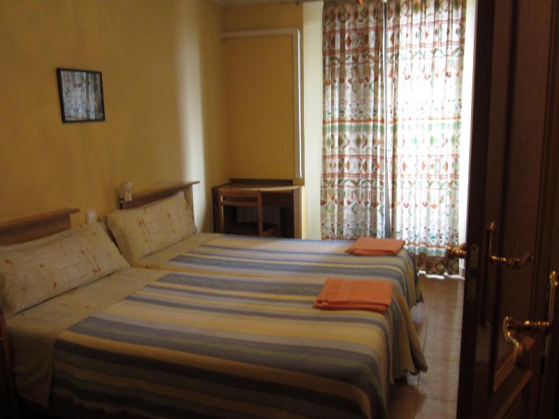 Twin Room with Extra Bed image 2