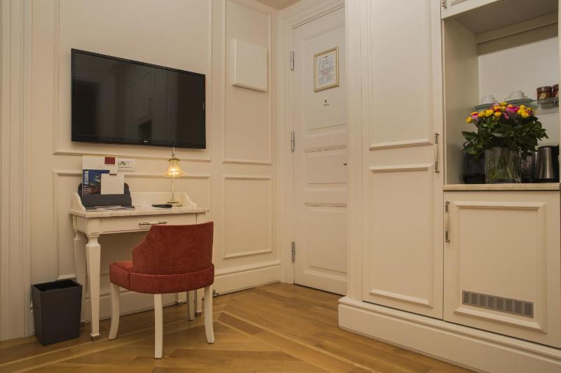 Deluxe Studio image 3